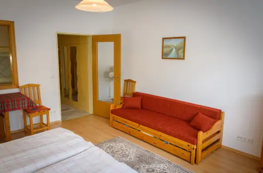 Erika Apartman, Srvr