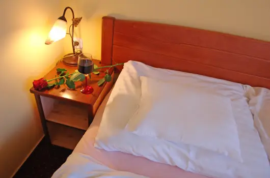 HoldLux Apartmanok, Srvr