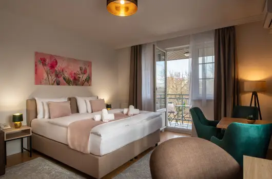 Holdvir�g Hotel, S�rv�r