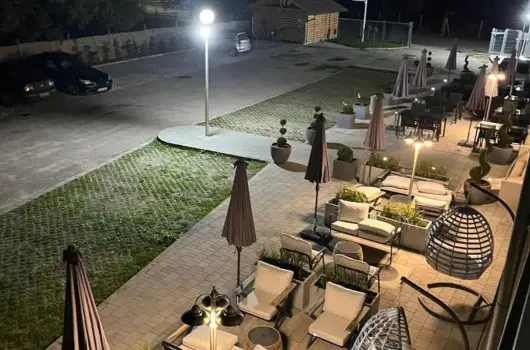 Holdvir�g Hotel, S�rv�r