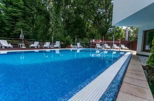 Hotel Bassiana, S�rv�r
