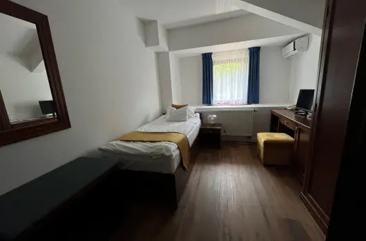 Hotel Bassiana, S�rv�r