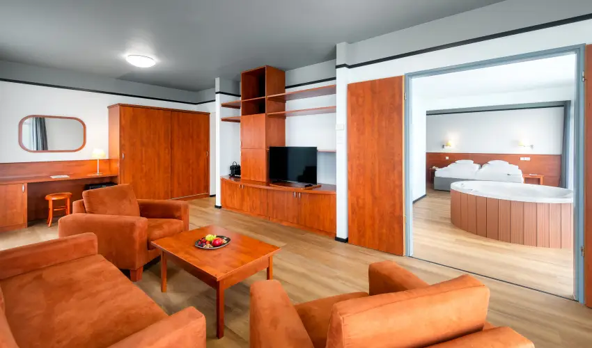 Hunguest Bk Bk, Bkfrd