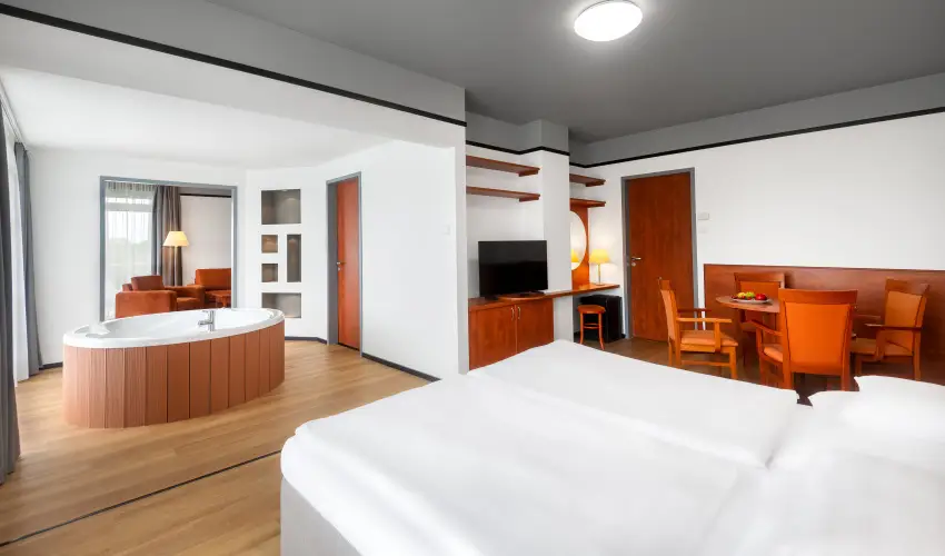 Hunguest Bk Bk, Bkfrd