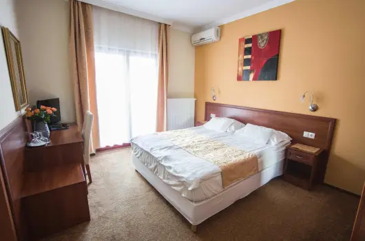 Hotel Vikt�ria, S�rv�r