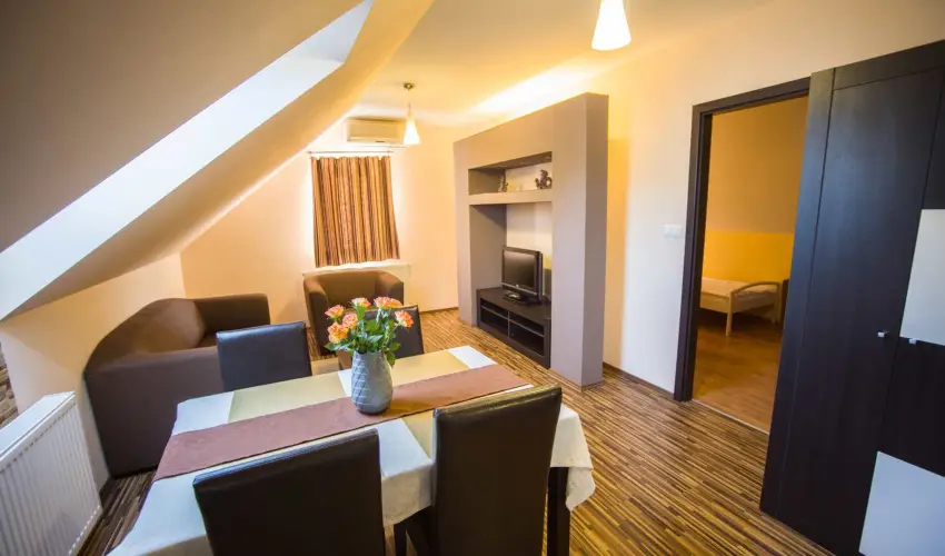 Hotel Vikt�ria S�rv�r