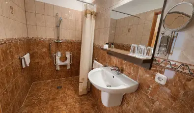 Hotel Vikt�ria S�rv�r