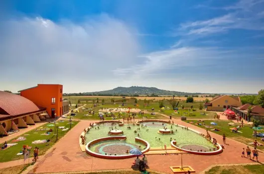 Vulk�n Wellness Hotel �s Kemping, Celld�m�lk, S�rv�r - 18 km