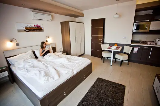 Nmeth Apartmanok, Srvr