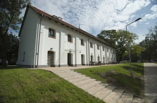 Vadkert Major, Srvr